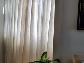 Cortina em gaze de linho com forro, proporciona privacidade, controle térmico, bloqueio dos raios solares e mantém a claridade natural no ambiente.