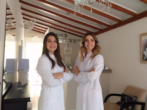 Foto de Podóloga Cinthia Pires e Beatriz Frangiotti em Itápolis, SP por Solutudo