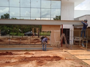 Foto de BotuPortões Serralheria em Botucatu, SP por Solutudo