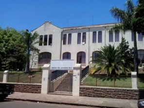 Foto de Escola Municipal EMEF “Dr. Augusto Reis” em São Manuel, SP por Solutudo