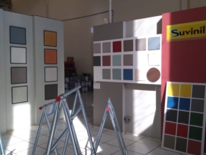 Grande mostruário de cores aplicadas.