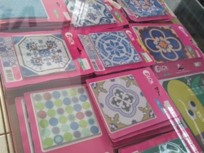 Produto auto colante uso em madeiras, azulejo, vidro, parede, etc