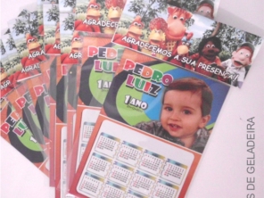 Imãs de geladeira + calendário. Uma forma carinhosa para você agradecer a presença dos seus convidados.