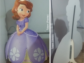 Totem de PVC (2mm) Adesivado com base (estrutura de ferro + MDF) OBS: Personalizamos qualquer tipo de personagens solicitados.