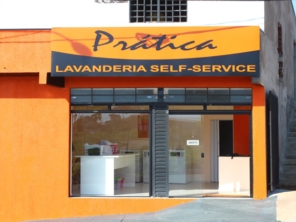 Foto de Prática Lavanderia Self-Service em Botucatu, SP por Solutudo