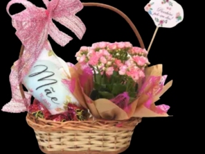 Cesta vime decorada com flor almofada
