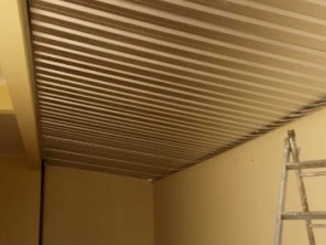 Foto de Toldos Alves - Fachada, Placa e Cobertura Galvanizada e de ACM, Luminoso, Forro de PVC em Botucatu, SP por Solutudo