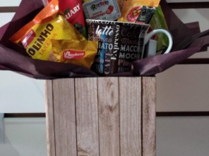 Linda caixa com caneca em louça, biscoitos diversos,suco,achocolatado, torradas e outras delícias  !