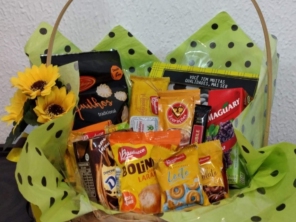 Linda cesta decorada com arranjo artificial, laços de cetim com,frutas, suco, achocolatado, café, torradas,biscoitos diversos e outras delícias  !