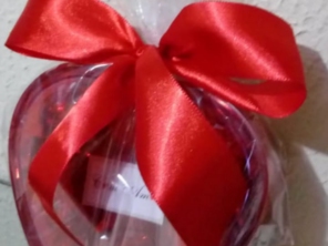 Lindo coração em acrílico, tipo porta jóias recheado de bombons e embalado em celofane transparente e laço de cetim !