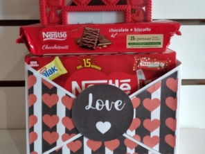 Linda caixa em forma de envelope com chocolates diversos e porta retrato para vc presentear seu AMADO ou AMADA  !