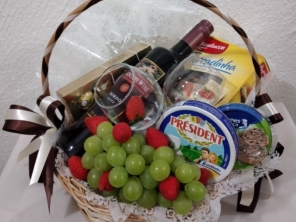 Linda cesta decorada com  laços de cetim com,vinho, frutas, chocolate,  queijo e outras delícias  !