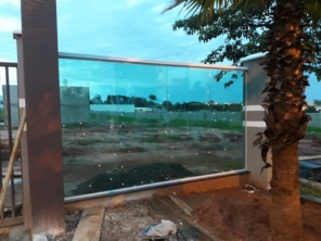 Deixa sua casa mais bonita, ideal para casas em condomínio onde a transparência do vidro ressalta a beleza da obra garantindo sua segurança