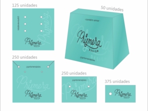 Quer agregar valor a seus produtos e fidelizar seus clientes, personalize sua marca nas embalagens! Este kit é perfeito, pois contém tudo que precisa e é o melhor custo beneficio em relação a preço e qualidade do materia! e 1.000 peças + 50 Caixinhas.  Contém Tag para BRINCO Tag para COLAR Tag para ANEL / PULSEIRA Tag para CONJUNTO  DICA: A tag pequena de amarrar, pode ser feita em 2 modelos 2/3 - Para anel, colar, pulseira, com fitilho para lacrar embalagens, e 1/3 - Promoção fidelidade, por exemplo, junte 10 unidades e ganhe uma peça. Se desejar, após a compra solicite essa opção!  Material : Papel couchê 250g INCLUSO VERNIZ BRILHANTE Impressão : 4x0 ( Frente colorida e verso em branco sem impressão) Tamanhos Veja na imagem Acabamento: Furo padrão 2 mm, 3 mm no tag de anel e pulseira e corte