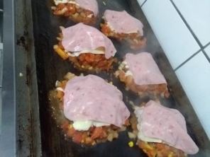 Foto de Lanches Mania em Pederneiras, SP por Solutudo