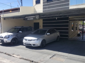 Foto carros no estacionamento