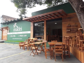 Foto de Madri Portas, Batentes, Acessórios e Móveis de Madeira Rústica em Assis, SP por Solutudo