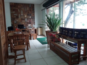 Foto de Madri Portas, Batentes, Acessórios e Móveis de Madeira Rústica em Assis, SP por Solutudo