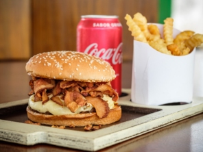 Foto de Cuesta Burguer em Botucatu, SP por Solutudo