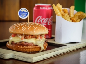 Foto de Cuesta Burguer em Botucatu, SP por Solutudo