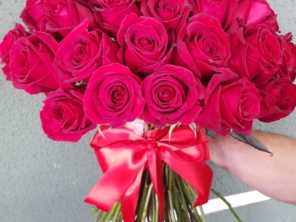 Buquê tradicional, modelo espiral com 50 rosas vermelhas