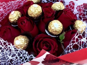 Buquê de rosas vermelhas com Ferrero Rocher e embalagem