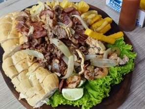 Foto de Iasnaia Lanches em Santa Cruz do Rio Pardo, SP por Solutudo