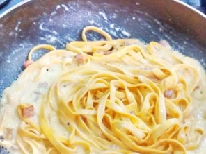 bacon, ovos, parmesão, creme de leite e outros ingredientes.