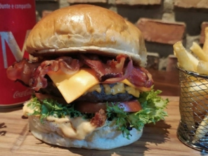 Foto de Millians Burger em Santa Cruz do Rio Pardo, SP por Solutudo
