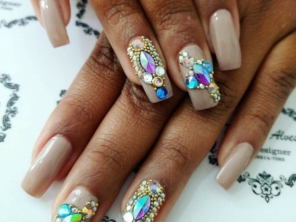 NAILS COM PEDRARIAS