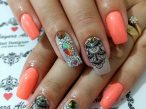 NAILS COM PEDRARIAS