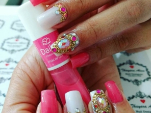 NAILS COM PEDRARIAS