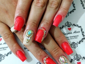 NAILS COM PEDRARIAS