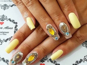 NAILS COM PEDRARIAS