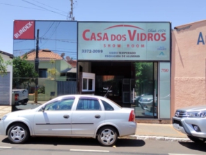 Foto de CASA DOS VIDROS em Santa Cruz do Rio Pardo, SP por Solutudo