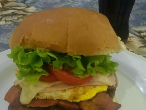 Foto de Pinhata Lanches em Santa Cruz do Rio Pardo, SP por Solutudo