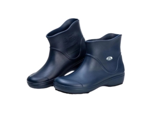 Descrição Bota totalmente feita em EVA, material emborrachado, leve e muito confortável. Quem usa este tipo de calçado experimenta a sensação de pés "bem tratados", causando um enorme benefício, principalmente para quem trabalha muito tempo em pé. Este modelo reúne características muito especiais que têm como objetivo levar muito mais segurança e conforto para sua rotina de trabalho. Além disso, o EVA. repele água, ou seja, a água não entra em contato com seu pé. Ideal para trabalhos que possuem contato frequente com água, pois seus pés vão estar sempre secos. Possui um solado altamente competente no quesito ANTIDERRAPANTE, que realmente "segura" bem no piso, mesmo em ambientes com piso molhado, com sabão, óleo ou restos de comida. Sendo muito importante para a segurança. Por ser totalmente fechado, atende as necessidades da NR32 (Norma Regulamentadora nº 32, que orienta o trabalho na área da Saúde). Também possui aprovação do Ministério do Trabalho e é considerado um EPI (Equipamento de Proteção Individual).  Especificação técnica CA: 37390