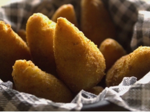 Uma das unanimidades da cozinha brasileira é a coxinha. Aqui no VinteDois a servimos com costela ou brócolis. Podemos fritá-la para você na hora ou se preferir levar para casa também as temos congeladas. É uma delícia!