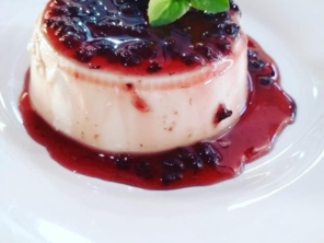 Outra de nossas sobremesas deliciosas. Aqui com calda de morango. Você pode escolher com calda de banana caramelizada e doce de abóbora com coco queimado.