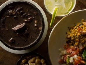 A melhor feijoada da cidade, nas versões tradicional e vegana. É servida todas as quartas e aos finais de semana em nosso à la carte de comida brasileira.