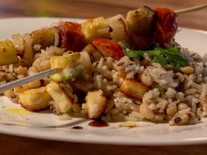 Um dos mais tradicionais pratos da região nordeste, na versão tradicional, com filé mignon suíno, e lacto vegetariana, com legumes. Faz parte de nosso à la carte, servido aos fins de semana.