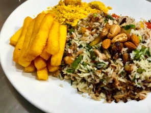 É uma delícia! O servimos aos fins de semana, em nosso à la carte de comida brasileira. Também temos o tradicional, carne seca e linguiça. Escolha o seu e venha prová-lo!