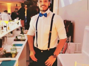 - Estudante de Educação Física; - Bartender Profissional a 6 meses; - Solteiro.