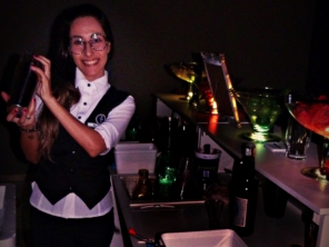 Tayna Guidolin, 23 Anos; - Formada em Administração de Empresas; - Bartender Profissional a 2 anos; - Em um Relacionamento Sério.