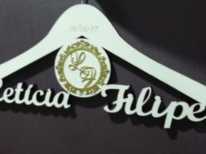 Cabide em MDF personalizado com nome dos noivos.