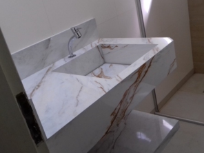 Foto de Casa do Porcelanato FB em Adamantina, SP por Solutudo