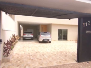 Foto de Casa do Porcelanato FB em Adamantina, SP por Solutudo