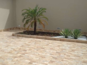 Foto de Casa do Porcelanato FB em Adamantina, SP por Solutudo