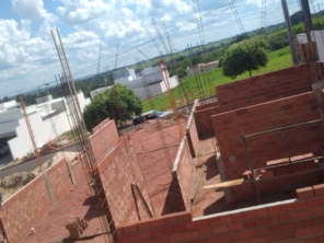 Foto de Casa do Porcelanato FB em Adamantina, SP por Solutudo