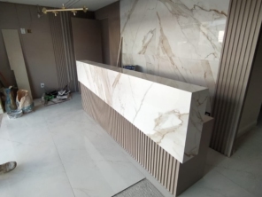 Foto de Casa do Porcelanato FB em Adamantina, SP por Solutudo